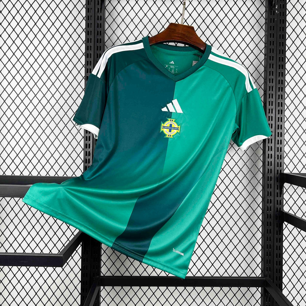 Maillot de l'équipe d'Irlande pour la Coupe du Monde 2026, marque Le 12 -ème Maillot, vue de face avec logo et design vert.