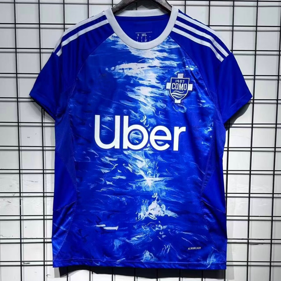 Maillot domicile Le 12 -ème Maillot 25/26 Como, maillot de football blanc et bleu avec logo de l'équipe, vue de face.