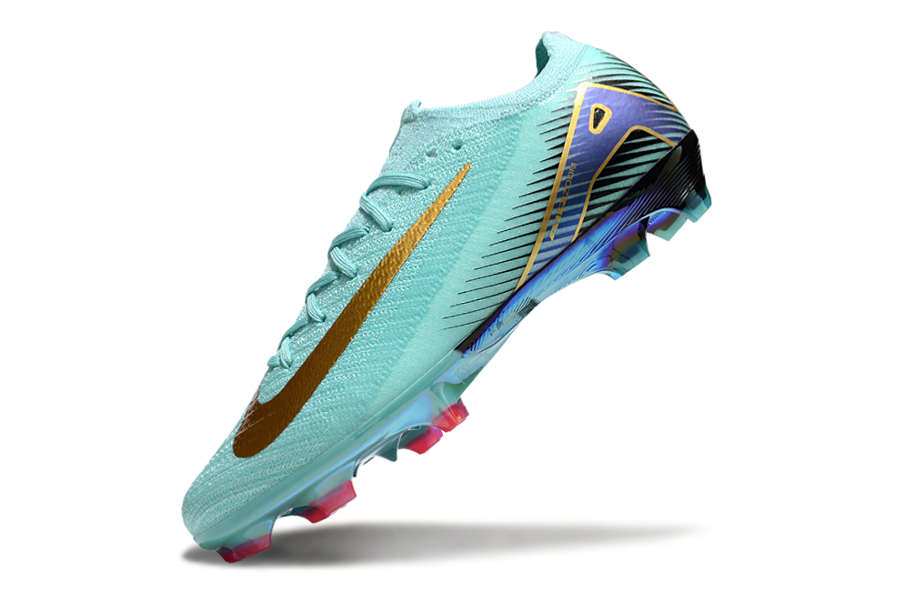 Crampons Mercurial Vapor XV Elite de Le 12 -ème Maillot, vue en gros plan montrant la semelle avec crampons métalliques.