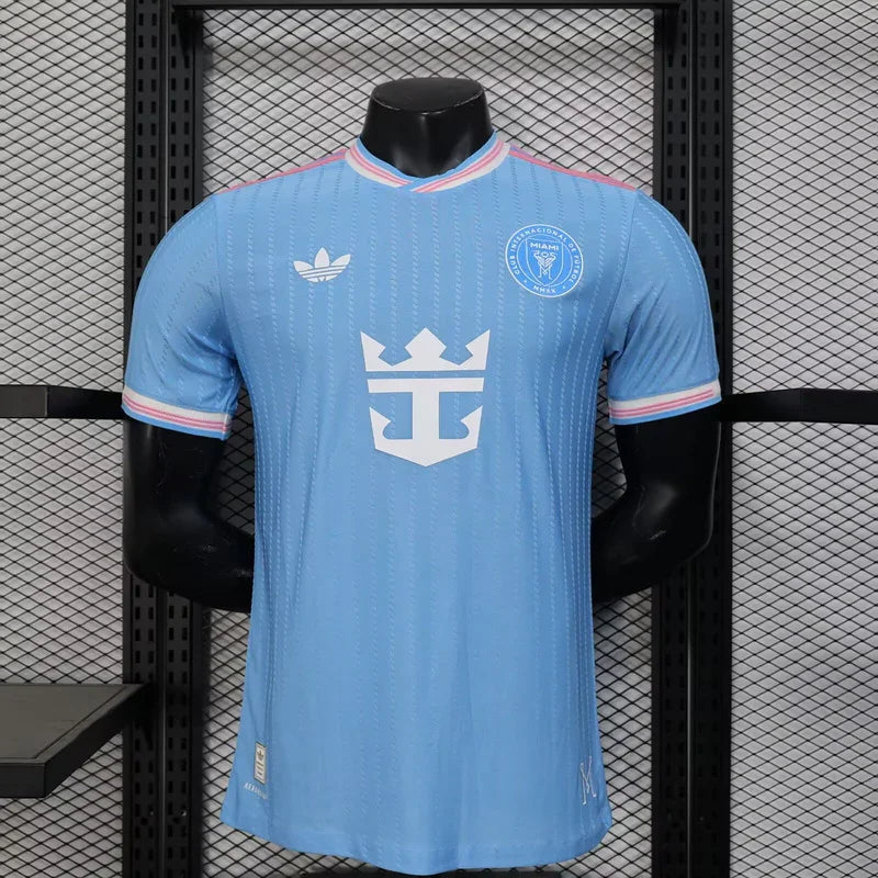 Maillot Inter Miami 25-26 ans, marque Le 12 -ème Maillot, logo de l'équipe, design bleu et rose, tissu sportif.