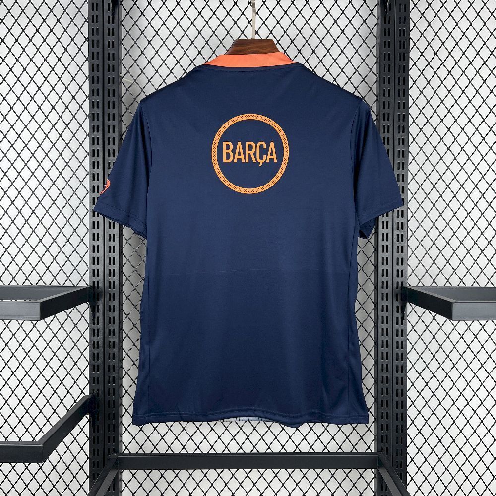 Maillot de football Le 12 -ème Maillot pour enfants 25/26 Barcelone Spécial A, maillot bleu avec logo du FC Barcelone.