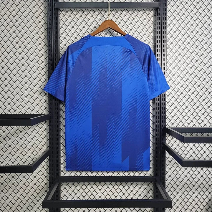 Maillot d'entraînement FC Barcelone 2023-2024 Le 12-ème Maillot, tissu technique, logo du club visible, design moderne, couleurs blaugrana
