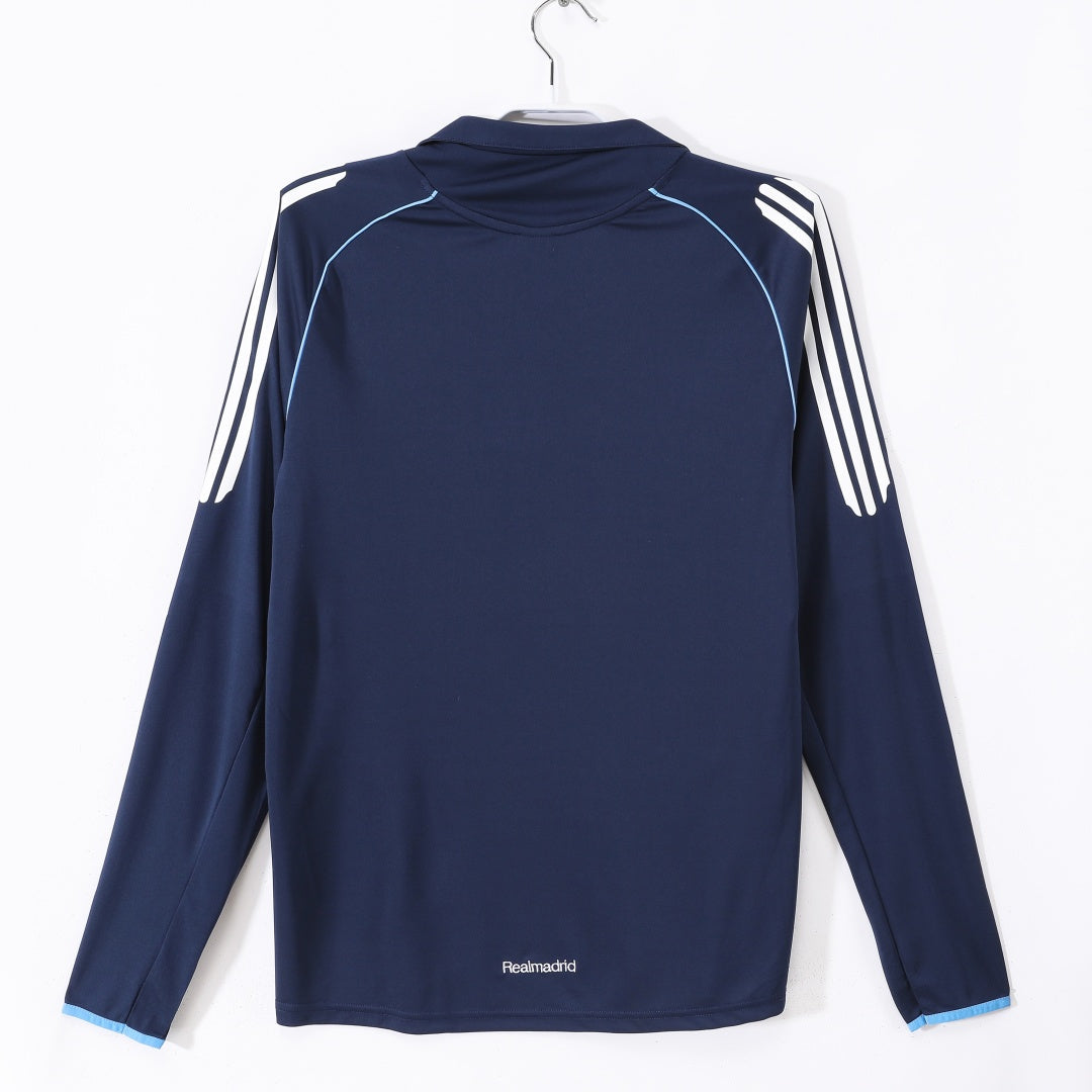 Maillot rétro extérieur Real Madrid 2005-2006 à manches longues, modèle Le 12 -ème Maillot, vue de face.
