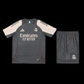 Ensemble Real Madrid avec maillot officiel Le 12 -ème Maillot, logo du club et design blanc et bleu, pour supporters du football.