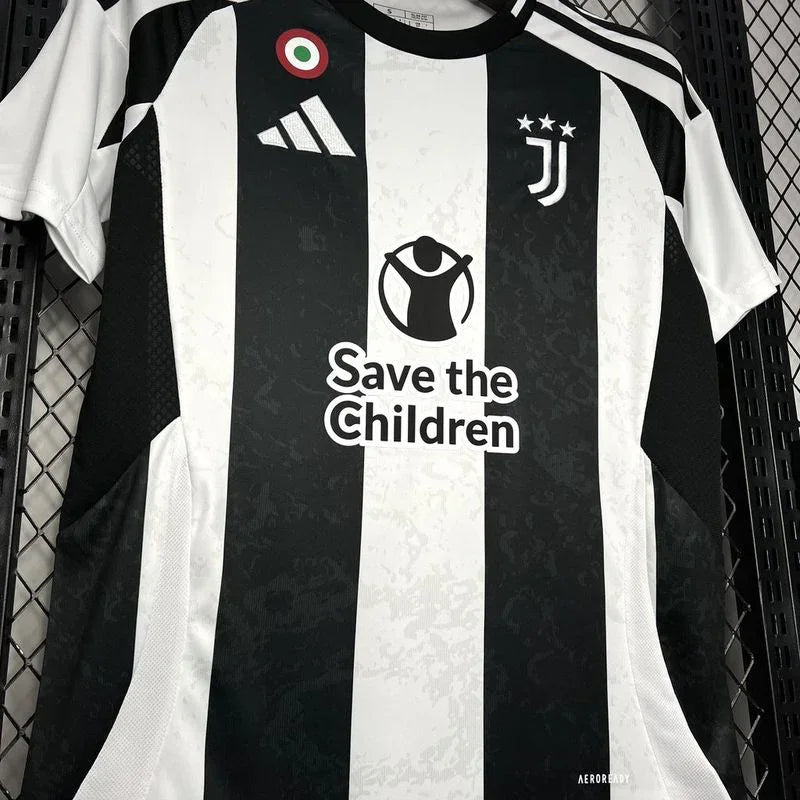 Maillot domicile Juventus avec sponsors, fabriqué par Le 12 -ème Maillot, vue de face avec logo et détails du design.