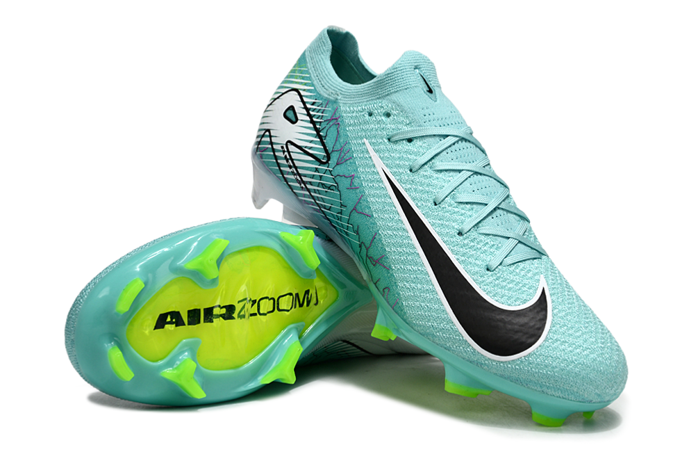 Crampons Mercurial Vapor 16 Elite XXV de Le 12 -ème Maillot, vue des semelles avec crampons en acier pour football.