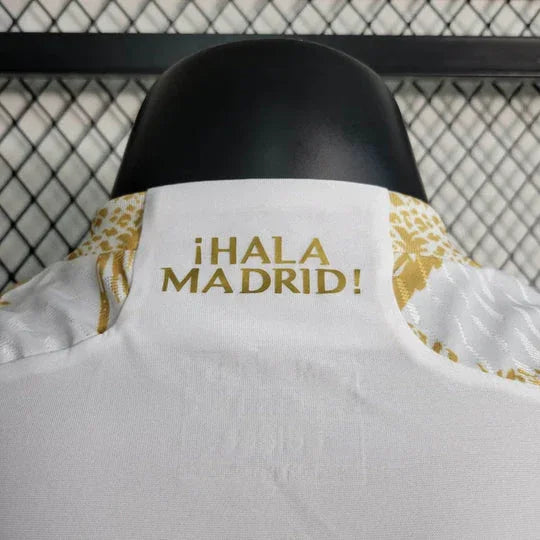 Maillot Real Madrid saison 2023-2024 édition limitée doré de Le 12 -ème Maillot, vue de face avec logo et détails dorés.