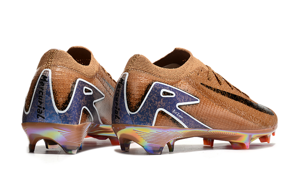 Crampons Mercurial Vapor 16 Elite XXV de Le 12 -ème Maillot, chaussures de football avec crampons en gros plan.
