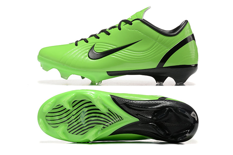 Crampons Mercurial Vapor 1 de Le 12 -ème Maillot, détails des pointes en acier pour le football.