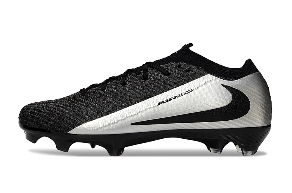 Crampons Mercurial Vapor XV Elite de Le 12 -ème Maillot, vue en gros plan sur la semelle avec pointes en acier.