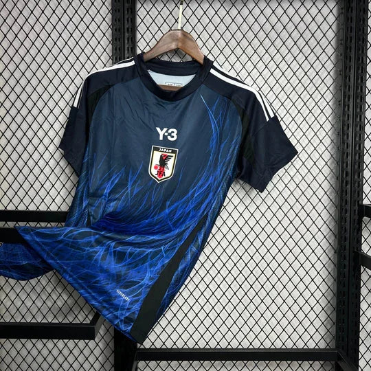 Maillot domicile du Japon Y-3 2024/2025, maillot de football blanc avec détails bleus, portant le logo Le 12 -ème Maillot.