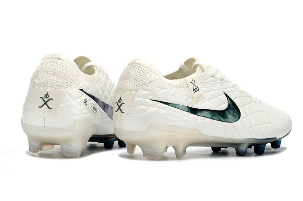 Crampons Tiempo Legend X Elite Le 12 -ème Maillot pour football, vue détaillée des crampons en acier et semelle.