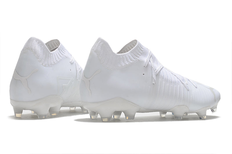 Crampons Future Z 1.1FG de Le 12 -ème Maillot, vue des pointes en acier et du système d'attache pour sports d'hiver.