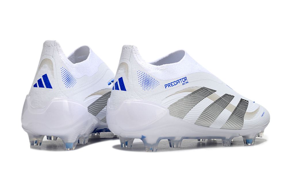 Crampons Le 12 -ème Maillot Predator Accuracy+ FG fixés sur une chaussure d'alpinisme pour escalade en montagne.