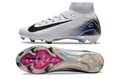Crampons Mercurial Vapor 16 Elite XXV FG de Le 12 -ème Maillot, vue des semelles avec pointes en acier pour football sur herbe.