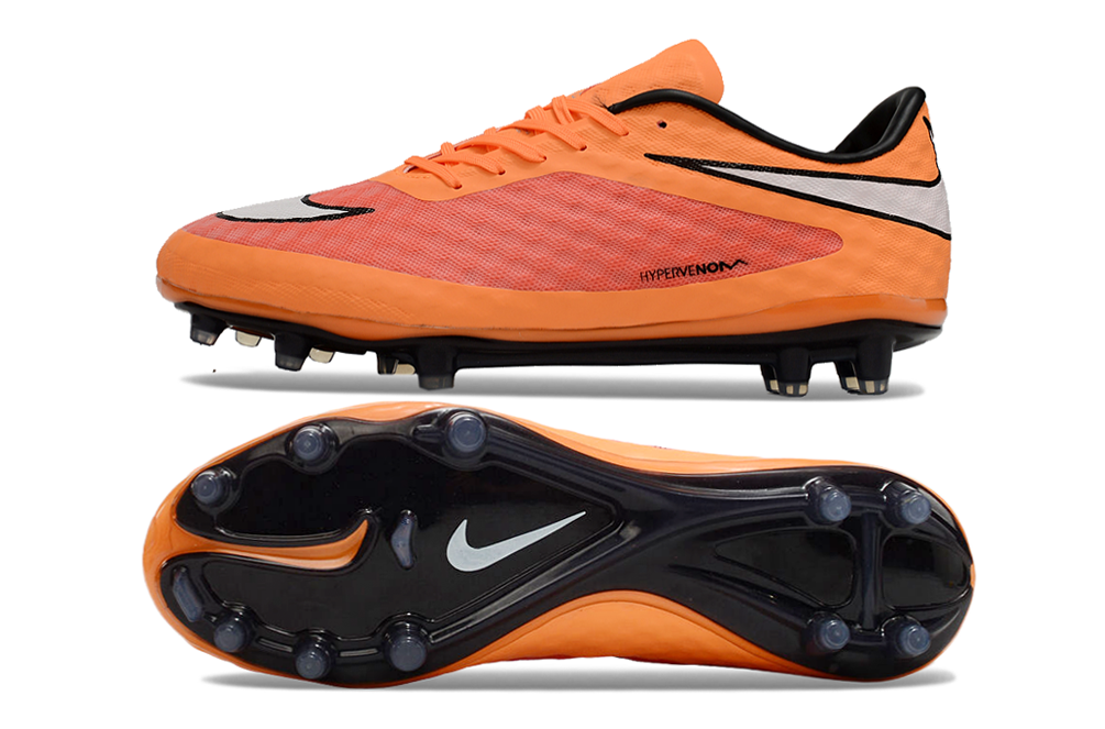 Crampons Hypervenom élite de Le 12 -ème Maillot, vue en gros plan montrant les pointes et la semelle.