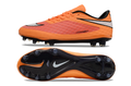Crampons Hypervenom élite de Le 12 -ème Maillot, vue en gros plan montrant les pointes et la semelle.
