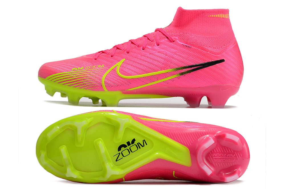 Crampons Mercurial Superfly IX Elite de Le 12 -ème Maillot, vue de côté avec crampons en métal.