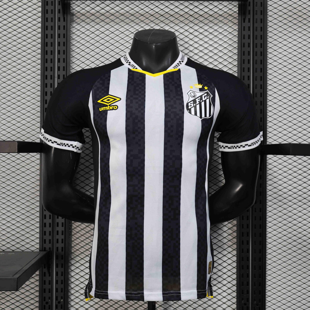 Maillot de football Santos 2025/26, blanc avec logo Le 12 -ème Maillot, vue frontale sur le maillot posé à plat