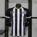 Maillot de football Santos 2025/26, blanc avec logo Le 12 -ème Maillot, vue frontale sur le maillot posé à plat