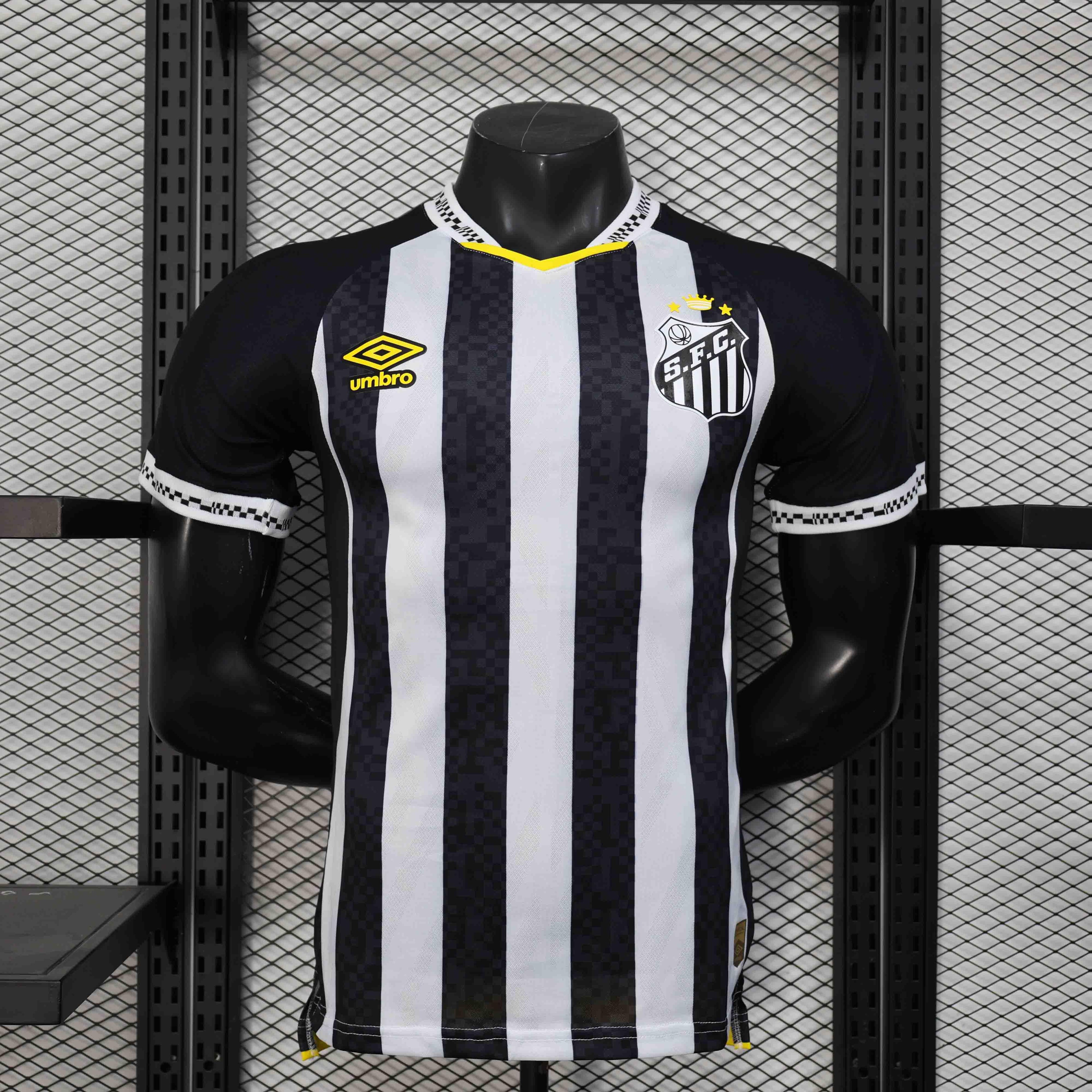 Maillot de football Santos 2025/26, blanc avec logo Le 12 -ème Maillot, vue frontale sur le maillot posé à plat