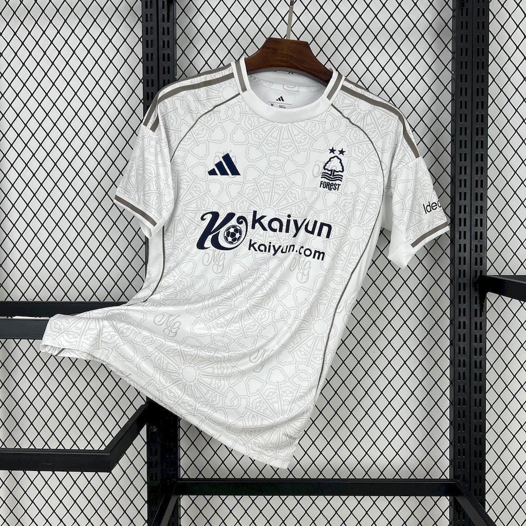 Maillot de football Forest 2025/2026 de la marque Le 12 -ème Maillot, vue de face avec design coloré.
