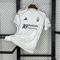 Maillot extérieur Nottingham Forest 2025-26 par Le 12 -ème Maillot, vue de face avec logo et détails du maillot de football.