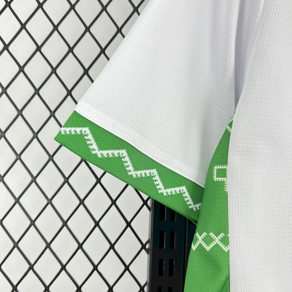 Maillot extérieur du Maroc CAN 2025-26, en tissu de sport, portant les couleurs rouges et vertes, avec logo officiel Le 12.