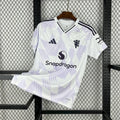 Maillot Manchester United 2025/2026 de la marque Le 12 -ème Maillot, vue de face avec logo et détails du design.