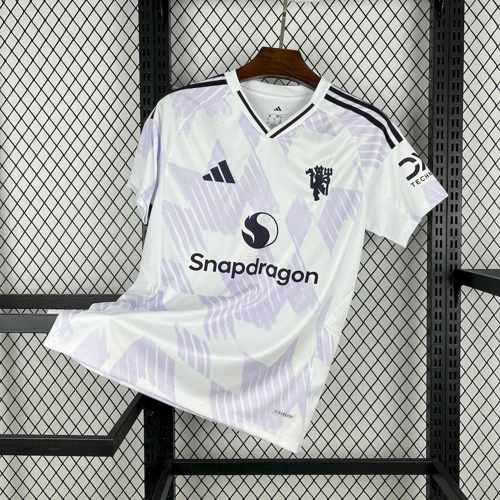 Maillot Manchester United 2025/2026 de la marque Le 12 -ème Maillot, vue de face avec logo et détails du design.