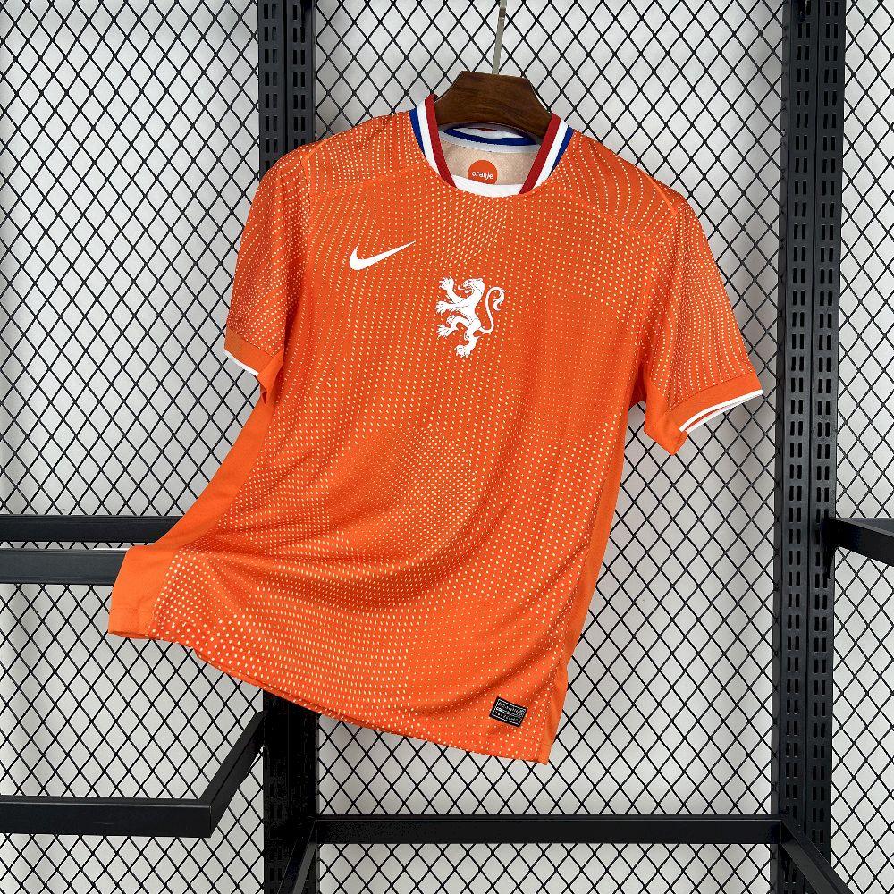 Maillot Pays-Bas 2025-26 Le 12 -ème Maillot, maillot de football orange avec logo national et détails bleus sur le devant.