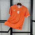 Maillot Pays-Bas 2025-26 Le 12 -ème Maillot, maillot de football orange avec logo national et détails bleus sur le devant.