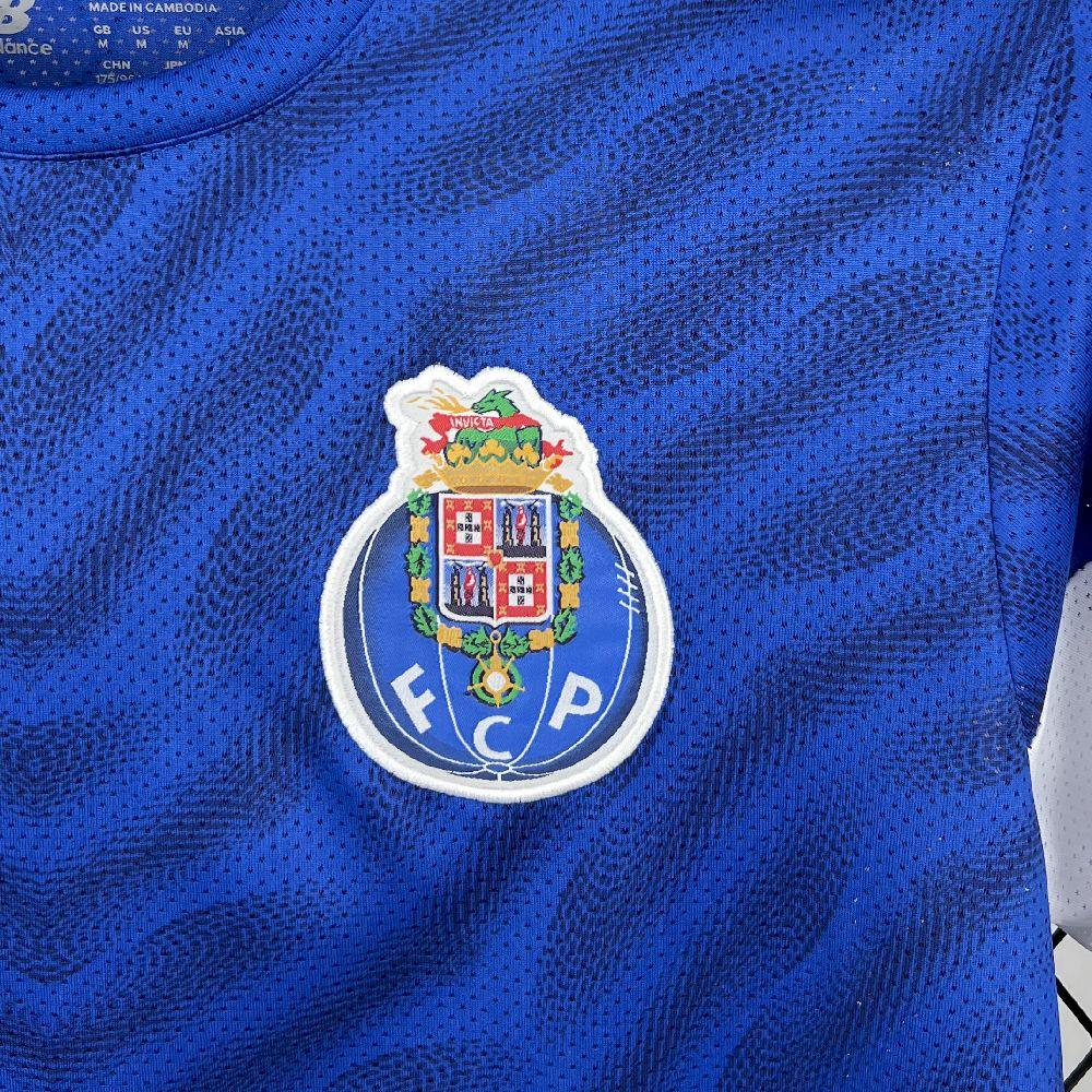 Maillot d'entraînement Porto 2025-26 de Le 12 -ème Maillot, vue de face avec logo et détails du tissu.