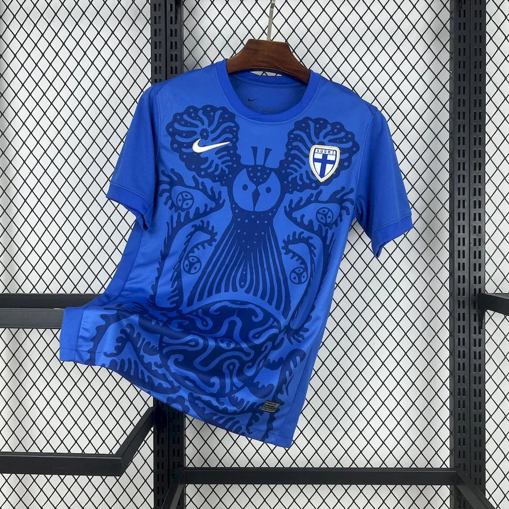 Maillot extérieur de la Finlande 2025-26, maillot de football de la marque Le 12 -ème, vue de face avec détails colorés.