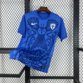 Maillot extérieur de la Finlande 2025-26, maillot de football de la marque Le 12 -ème, vue de face avec détails colorés.