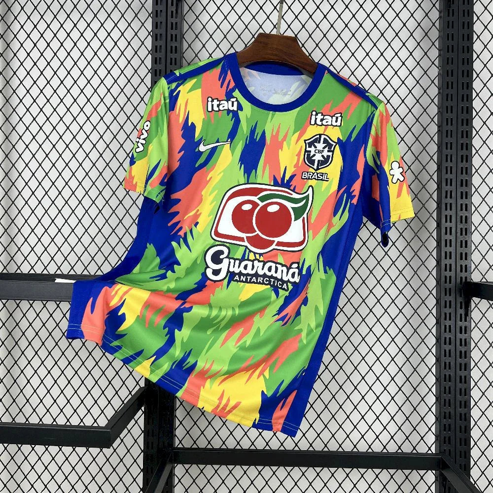 Maillot d'entraînement Brésil 2025-26, marque Le 12, en tissu vert avec logo et détails sportifs visibles.