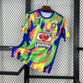 Maillot d'entraînement Brésil 2025-26, marque Le 12, en tissu vert avec logo et détails sportifs visibles.