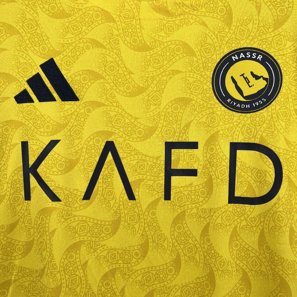 Maillot de football Al-Nassr 2025-26, marque Le 12 -ème Maillot, vue front avec logo de l'équipe et détails du design.