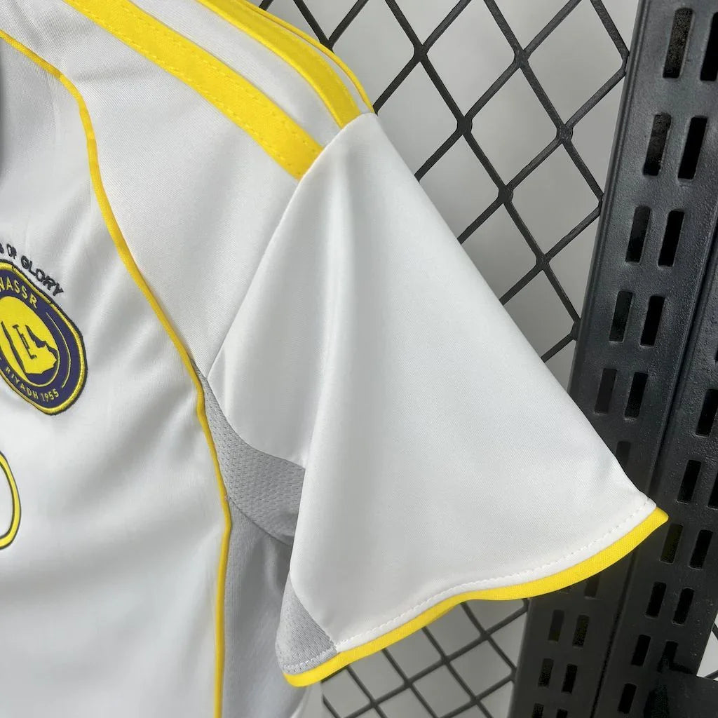 Ensemble de kit enfant Al-Nassr 2025-26 de Le 12 -ème Maillot, maillot et short aux couleurs de l'équipe.