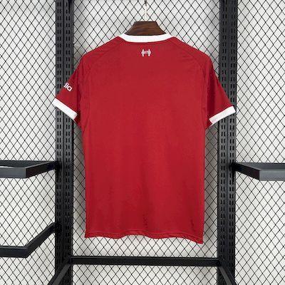 Maillot de football Liverpool 2025-26 de la marque Le 12-ème Maillot, vue de face avec logo et design officiel.