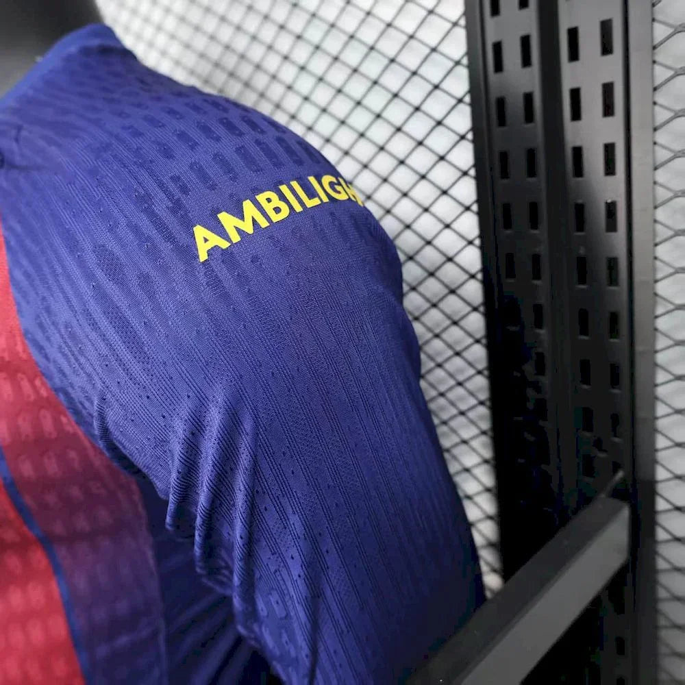 Maillot FC Barcelone manches longues 2025-26 Le 12 -ème Maillot, jersey de football avec logo et détails du club.