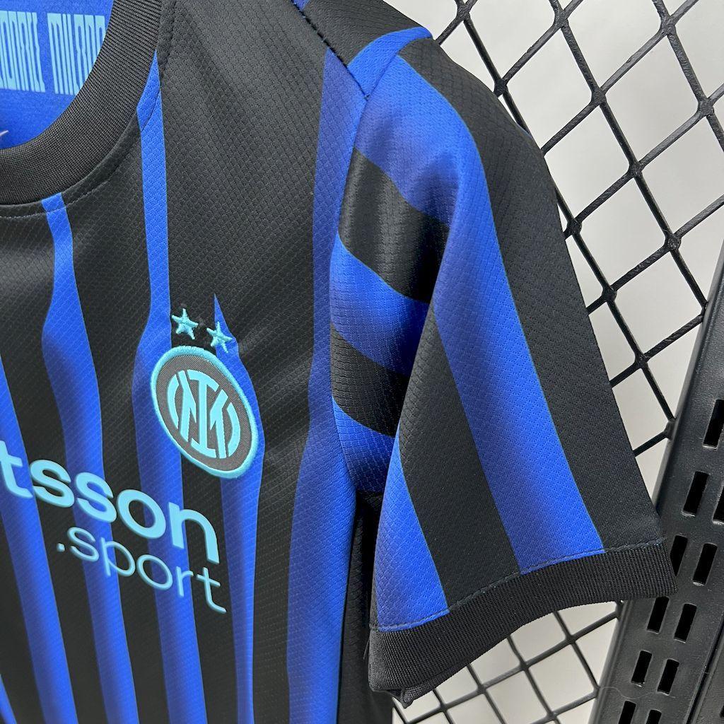 Kit enfant Inter Milan 2025-26 de Le 12 -ème Maillot, maillot bleu et noir avec logo et détails de l'équipe.