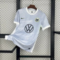 Maillot extérieur Wolfsburg 2025-26 de Le 12 -ème Maillot, vue front avec logo et détails du maillot.