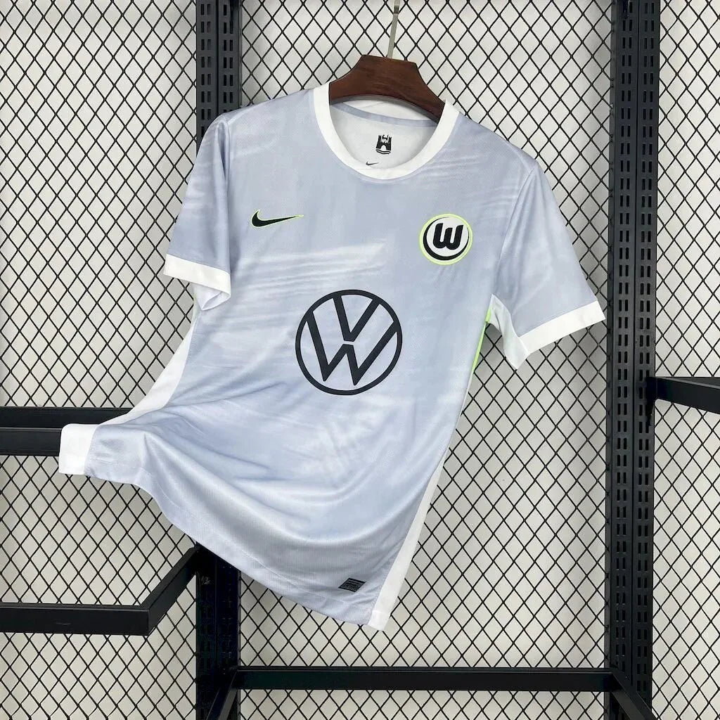 Maillot extérieur Wolfsburg 2025-26 de Le 12 -ème Maillot, vue front avec logo et détails du maillot.