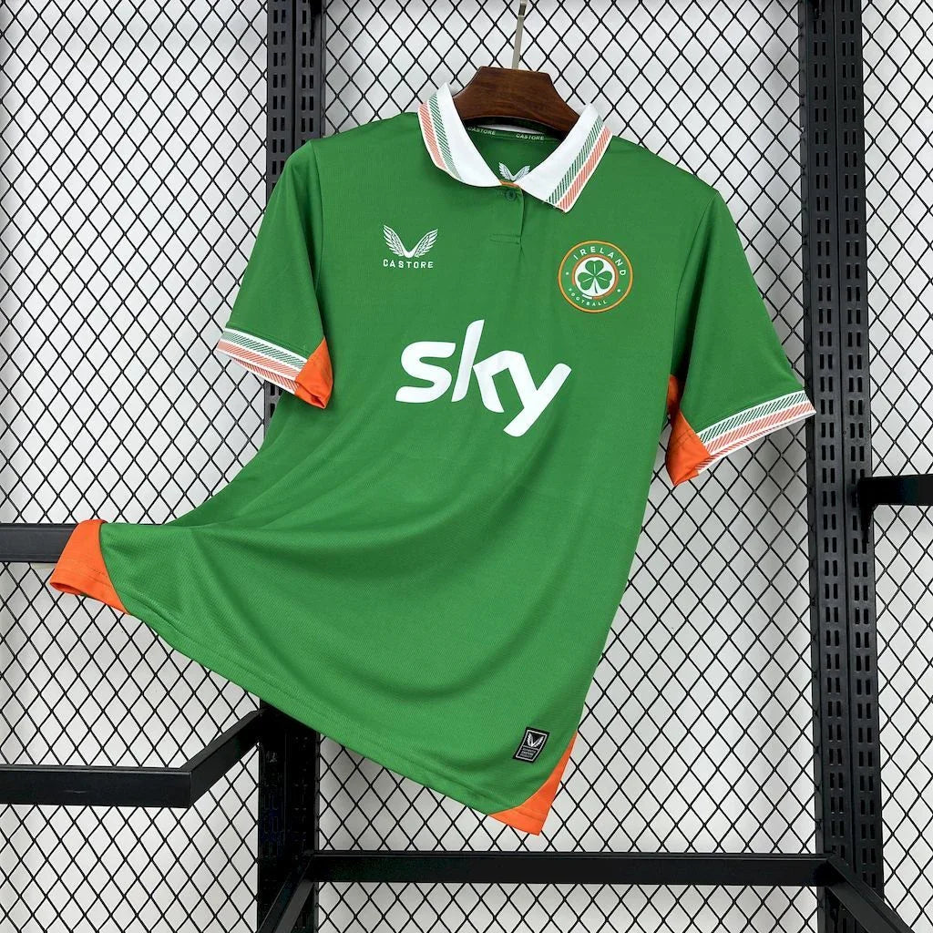Maillot de football Irlande 2025 Le 12-ème Maillot, devant avec logo et détails verts sur fond blanc