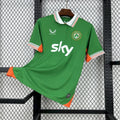 Maillot de football Irlande 2025 Le 12-ème Maillot, devant avec logo et détails verts sur fond blanc