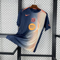 Maillot extérieur du FC Barcelone 2025-26, marque Le 12, avec logo et design officiel visible sur le tissu.