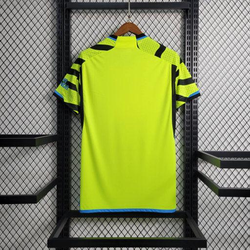 Maillot Arsenal saison 2023-2024 édition spéciale de Le 12 -ème Maillot, vue frontale avec logo et détails de design.