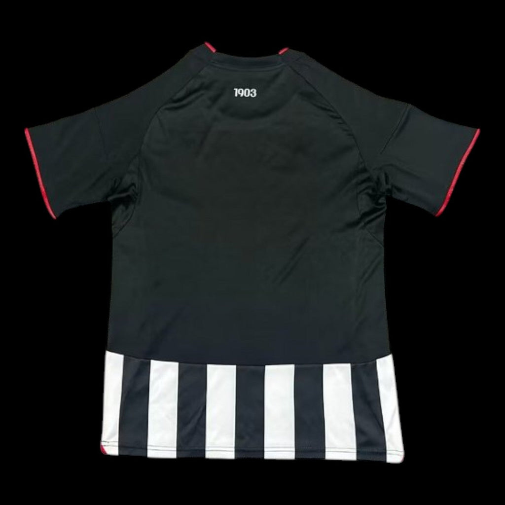 Maillot extérieur 25/26 du Besiktas, marque Le 12 -ème Maillot, vue de face, détails du design et logo de l'équipe.