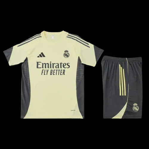 Maillot de football Real Madrid, ensemble de sport Le 12 -ème Maillot, avec logo et détails de l'équipe sur le devant.